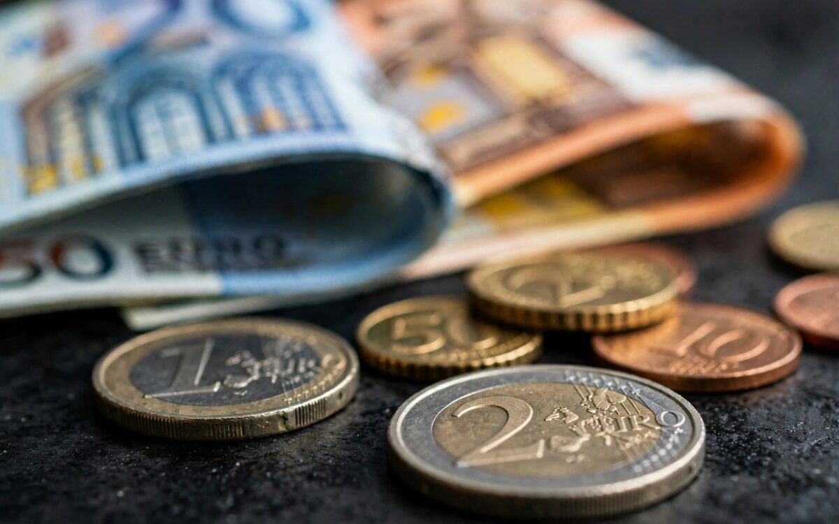 Euro Hits 17-Month Low on France Fiscal Fears