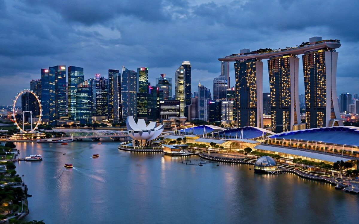 Singapore skyline with Marina Bay at dusk