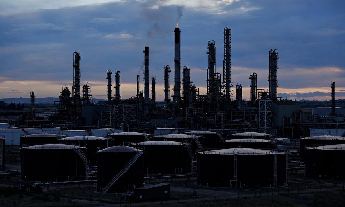Brent crude jumps 4% as Middle East tensions spook oil markets